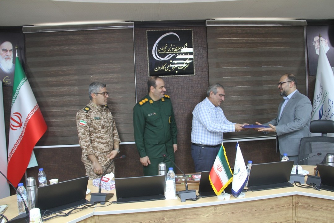 آیین تکریم و معارفه فرمانده پایگاه بسیج پتروشیمی کارون برگزار شد آیین تکریم و معارفه فرمانده پایگاه بسیج پتروشیمی کارون برگزار شد